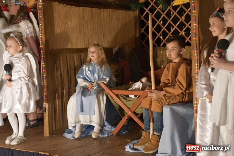 Zdjęcie w galerii na portalu naszraciborz.pl: Przylecieli aniołowie do szopki… w hipermarkecie. Jasełka i kiermasz świąteczny w Szkole Podstawowej nr 18 wiadomości z regionu