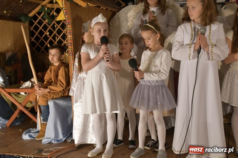 Zdjęcie w galerii na portalu naszraciborz.pl: Przylecieli aniołowie do szopki… w hipermarkecie. Jasełka i kiermasz świąteczny w Szkole Podstawowej nr 18 wiadomości z regionu