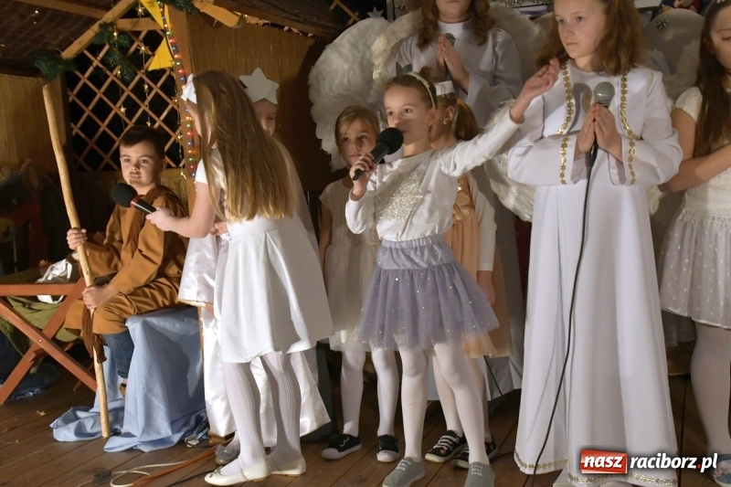 Zdjęcie w galerii na portalu naszraciborz.pl: Przylecieli aniołowie do szopki… w hipermarkecie. Jasełka i kiermasz świąteczny w Szkole Podstawowej nr 18 wiadomości z regionu