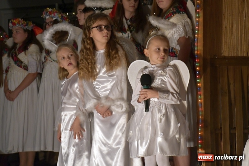 Zdjęcie w galerii na portalu naszraciborz.pl: Przylecieli aniołowie do szopki… w hipermarkecie. Jasełka i kiermasz świąteczny w Szkole Podstawowej nr 18 wiadomości z regionu