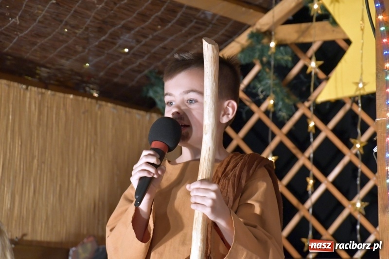 Zdjęcie w galerii na portalu naszraciborz.pl: Przylecieli aniołowie do szopki… w hipermarkecie. Jasełka i kiermasz świąteczny w Szkole Podstawowej nr 18 wiadomości z regionu