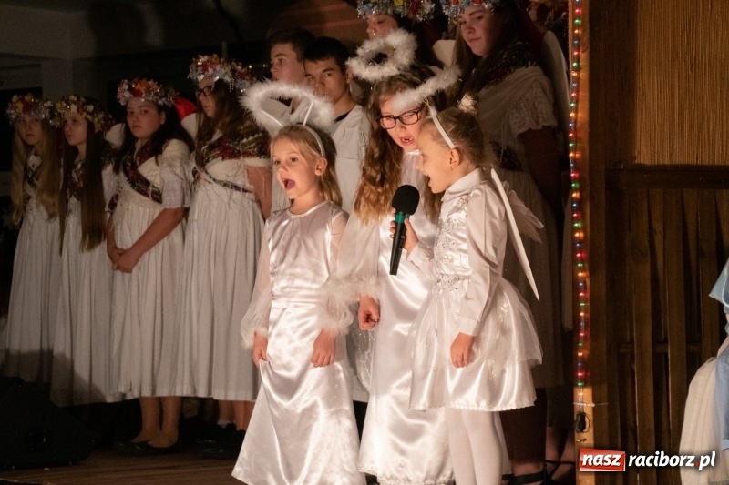 Zdjęcie w galerii na portalu naszraciborz.pl: Przylecieli aniołowie do szopki… w hipermarkecie. Jasełka i kiermasz świąteczny w Szkole Podstawowej nr 18 wiadomości z regionu