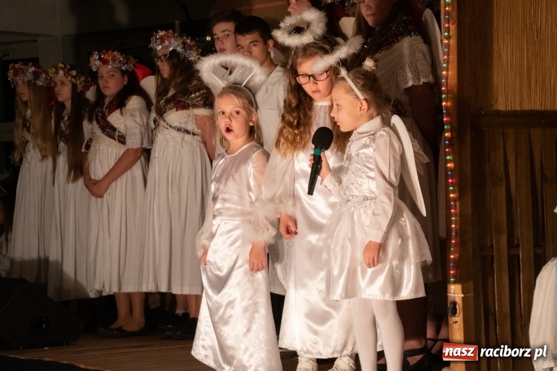 Zdjęcie w galerii na portalu naszraciborz.pl: Przylecieli aniołowie do szopki… w hipermarkecie. Jasełka i kiermasz świąteczny w Szkole Podstawowej nr 18 wiadomości z regionu