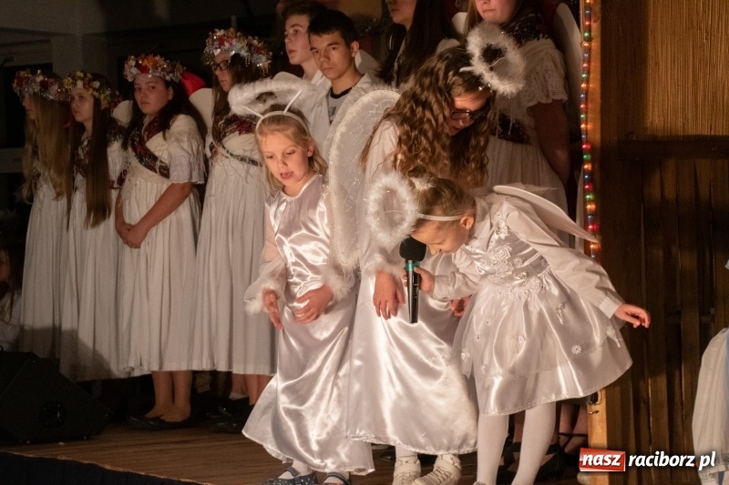 Zdjęcie w galerii na portalu naszraciborz.pl: Przylecieli aniołowie do szopki… w hipermarkecie. Jasełka i kiermasz świąteczny w Szkole Podstawowej nr 18 wiadomości z regionu