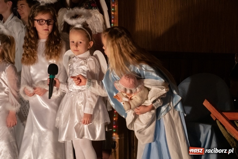 Zdjęcie w galerii na portalu naszraciborz.pl: Przylecieli aniołowie do szopki… w hipermarkecie. Jasełka i kiermasz świąteczny w Szkole Podstawowej nr 18 wiadomości z regionu