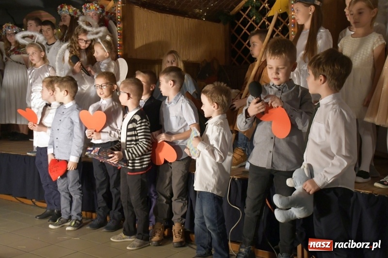 Zdjęcie w galerii na portalu naszraciborz.pl: Przylecieli aniołowie do szopki… w hipermarkecie. Jasełka i kiermasz świąteczny w Szkole Podstawowej nr 18 wiadomości z regionu