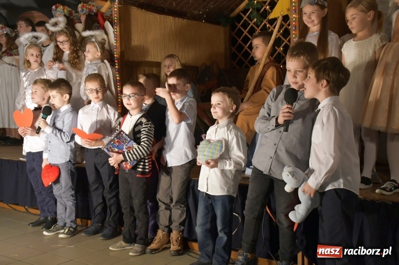 Zdjęcie w galerii na portalu naszraciborz.pl: Przylecieli aniołowie do szopki… w hipermarkecie. Jasełka i kiermasz świąteczny w Szkole Podstawowej nr 18 wiadomości z regionu