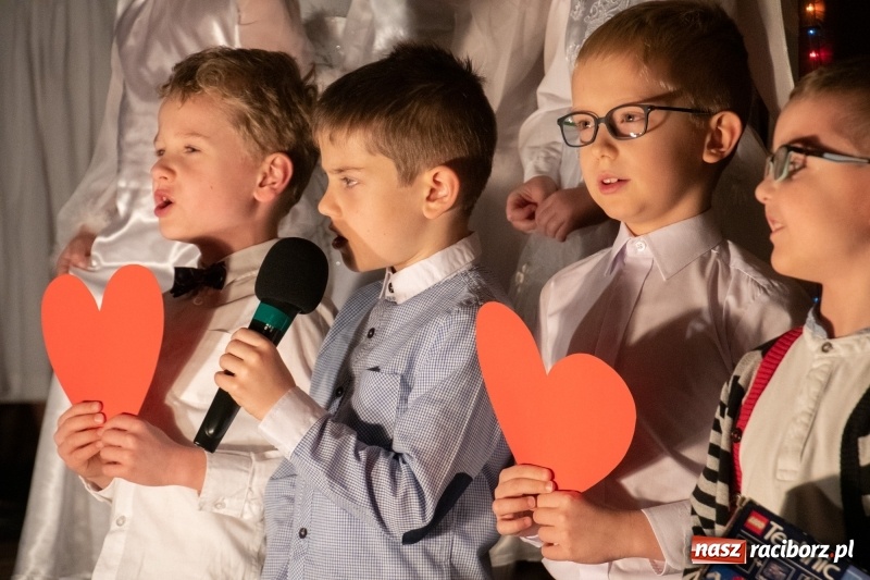 Zdjęcie w galerii na portalu naszraciborz.pl: Przylecieli aniołowie do szopki… w hipermarkecie. Jasełka i kiermasz świąteczny w Szkole Podstawowej nr 18 wiadomości z regionu