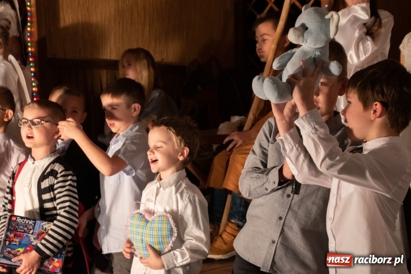 Zdjęcie w galerii na portalu naszraciborz.pl: Przylecieli aniołowie do szopki… w hipermarkecie. Jasełka i kiermasz świąteczny w Szkole Podstawowej nr 18 wiadomości z regionu