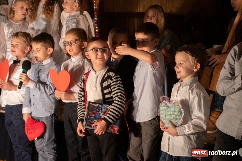 Zdjęcie w galerii na portalu naszraciborz.pl: Przylecieli aniołowie do szopki… w hipermarkecie. Jasełka i kiermasz świąteczny w Szkole Podstawowej nr 18 wiadomości z regionu