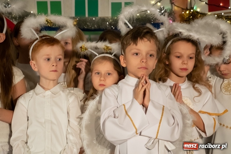 Zdjęcie w galerii na portalu naszraciborz.pl: Przylecieli aniołowie do szopki… w hipermarkecie. Jasełka i kiermasz świąteczny w Szkole Podstawowej nr 18 wiadomości z regionu