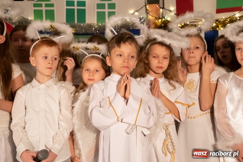 Zdjęcie w galerii na portalu naszraciborz.pl: Przylecieli aniołowie do szopki… w hipermarkecie. Jasełka i kiermasz świąteczny w Szkole Podstawowej nr 18 wiadomości z regionu