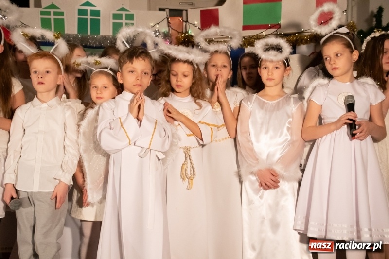 Zdjęcie w galerii na portalu naszraciborz.pl: Przylecieli aniołowie do szopki… w hipermarkecie. Jasełka i kiermasz świąteczny w Szkole Podstawowej nr 18 wiadomości z regionu