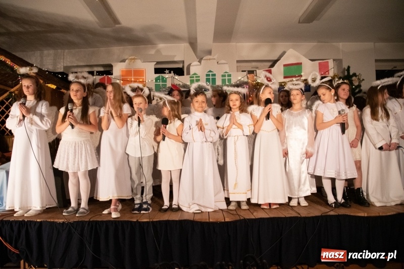 Zdjęcie w galerii na portalu naszraciborz.pl: Przylecieli aniołowie do szopki… w hipermarkecie. Jasełka i kiermasz świąteczny w Szkole Podstawowej nr 18 wiadomości z regionu