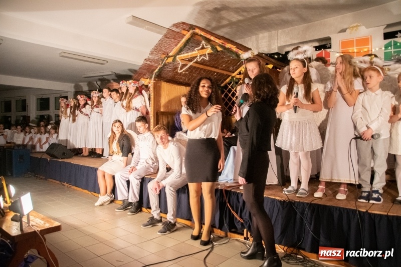 Zdjęcie w galerii na portalu naszraciborz.pl: Przylecieli aniołowie do szopki… w hipermarkecie. Jasełka i kiermasz świąteczny w Szkole Podstawowej nr 18 wiadomości z regionu