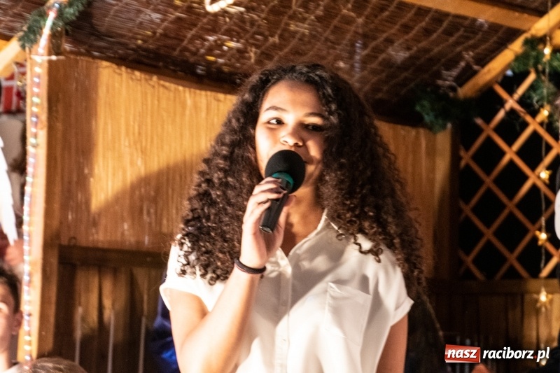 Zdjęcie w galerii na portalu naszraciborz.pl: Przylecieli aniołowie do szopki… w hipermarkecie. Jasełka i kiermasz świąteczny w Szkole Podstawowej nr 18 wiadomości z regionu