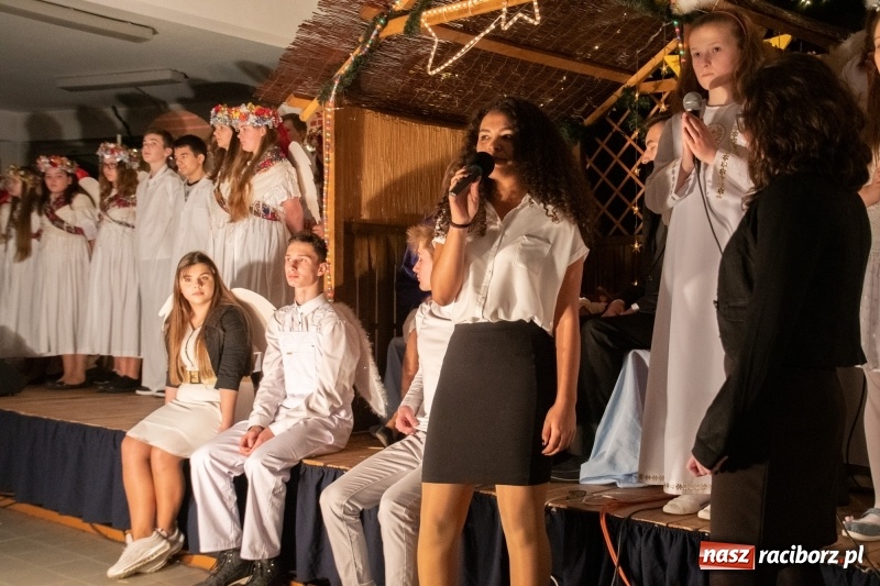 Zdjęcie w galerii na portalu naszraciborz.pl: Przylecieli aniołowie do szopki… w hipermarkecie. Jasełka i kiermasz świąteczny w Szkole Podstawowej nr 18 wiadomości z regionu