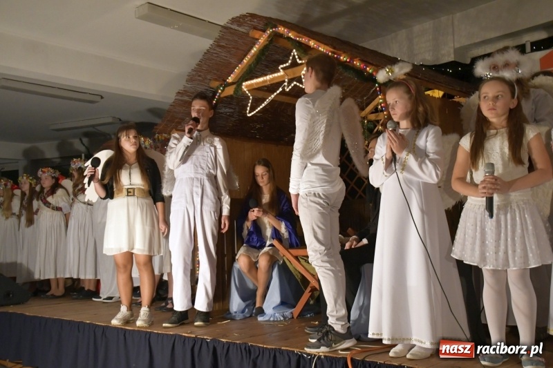 Zdjęcie w galerii na portalu naszraciborz.pl: Przylecieli aniołowie do szopki… w hipermarkecie. Jasełka i kiermasz świąteczny w Szkole Podstawowej nr 18 wiadomości z regionu