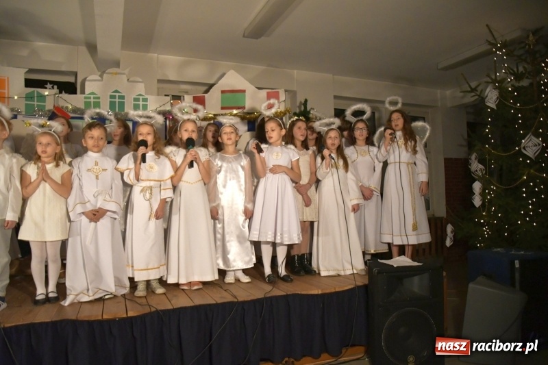 Zdjęcie w galerii na portalu naszraciborz.pl: Przylecieli aniołowie do szopki… w hipermarkecie. Jasełka i kiermasz świąteczny w Szkole Podstawowej nr 18 wiadomości z regionu