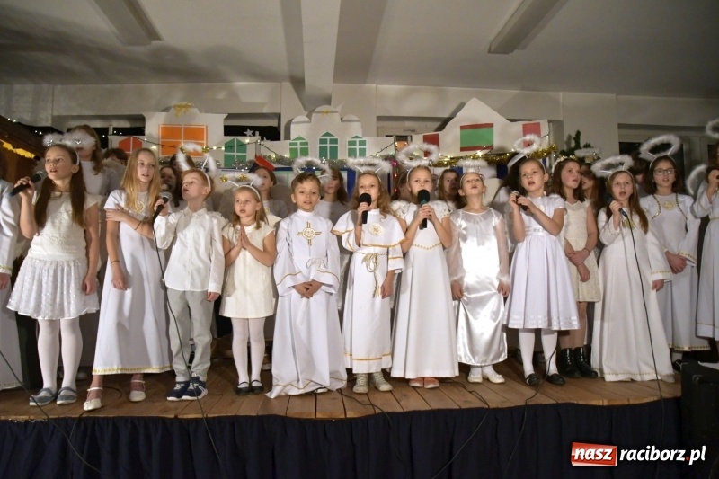 Zdjęcie w galerii na portalu naszraciborz.pl: Przylecieli aniołowie do szopki… w hipermarkecie. Jasełka i kiermasz świąteczny w Szkole Podstawowej nr 18 wiadomości z regionu