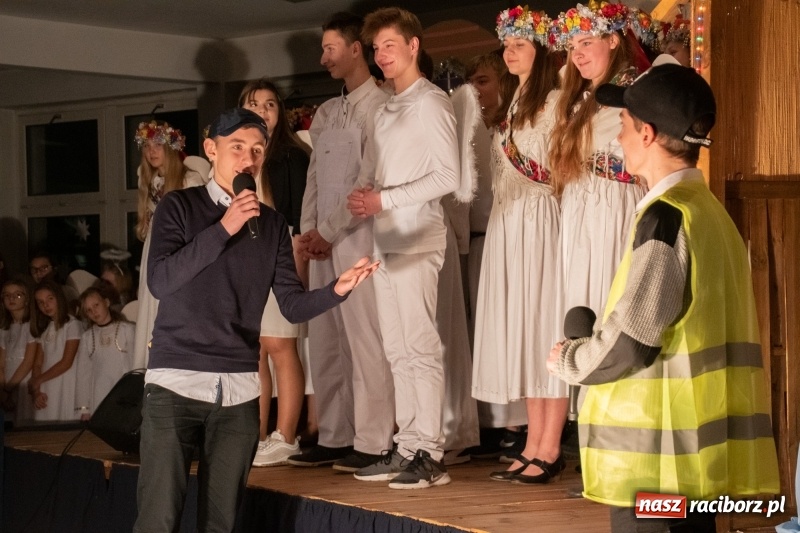 Zdjęcie w galerii na portalu naszraciborz.pl: Przylecieli aniołowie do szopki… w hipermarkecie. Jasełka i kiermasz świąteczny w Szkole Podstawowej nr 18 wiadomości z regionu