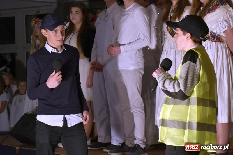 Zdjęcie w galerii na portalu naszraciborz.pl: Przylecieli aniołowie do szopki… w hipermarkecie. Jasełka i kiermasz świąteczny w Szkole Podstawowej nr 18 wiadomości z regionu