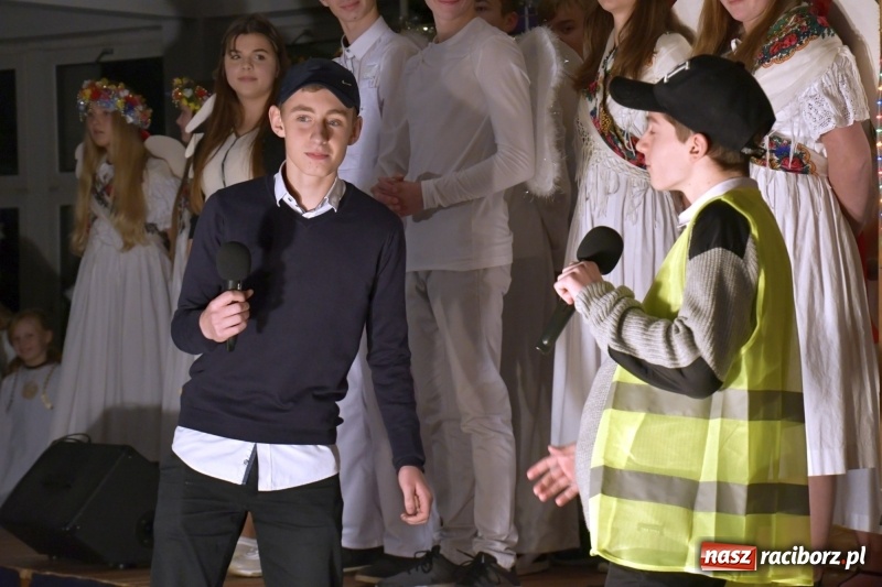 Zdjęcie w galerii na portalu naszraciborz.pl: Przylecieli aniołowie do szopki… w hipermarkecie. Jasełka i kiermasz świąteczny w Szkole Podstawowej nr 18 wiadomości z regionu