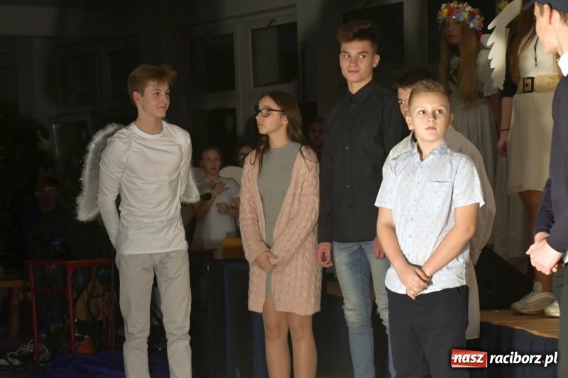 Zdjęcie w galerii na portalu naszraciborz.pl: Przylecieli aniołowie do szopki… w hipermarkecie. Jasełka i kiermasz świąteczny w Szkole Podstawowej nr 18 wiadomości z regionu