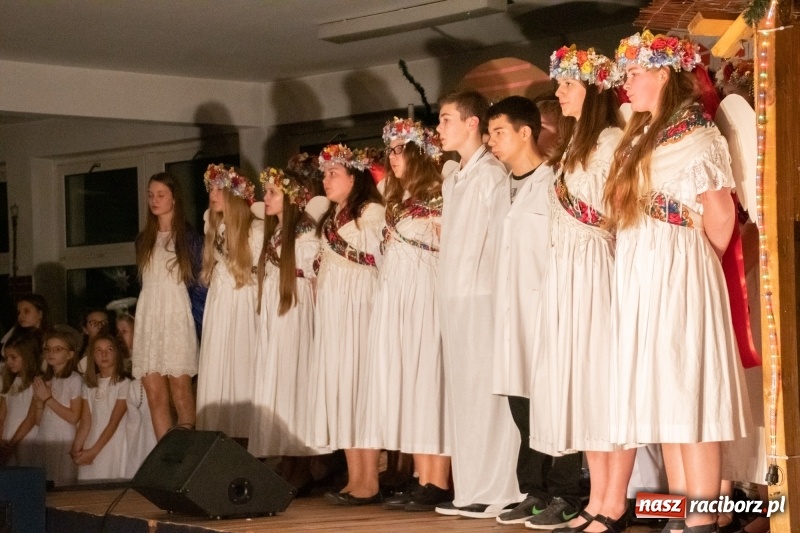 Zdjęcie w galerii na portalu naszraciborz.pl: Przylecieli aniołowie do szopki… w hipermarkecie. Jasełka i kiermasz świąteczny w Szkole Podstawowej nr 18 wiadomości z regionu