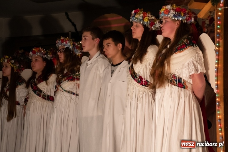 Zdjęcie w galerii na portalu naszraciborz.pl: Przylecieli aniołowie do szopki… w hipermarkecie. Jasełka i kiermasz świąteczny w Szkole Podstawowej nr 18 wiadomości z regionu