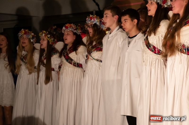 Zdjęcie w galerii na portalu naszraciborz.pl: Przylecieli aniołowie do szopki… w hipermarkecie. Jasełka i kiermasz świąteczny w Szkole Podstawowej nr 18 wiadomości z regionu