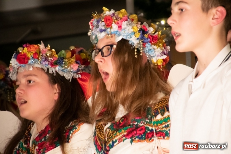 Zdjęcie w galerii na portalu naszraciborz.pl: Przylecieli aniołowie do szopki… w hipermarkecie. Jasełka i kiermasz świąteczny w Szkole Podstawowej nr 18 wiadomości z regionu