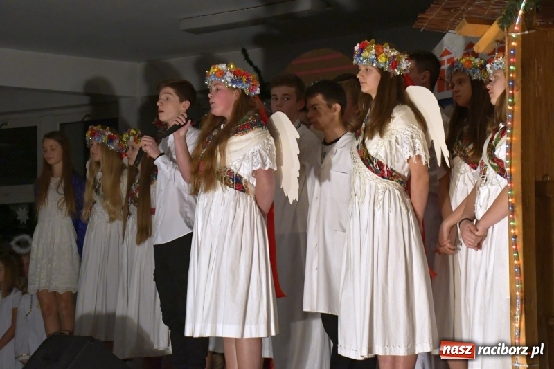 Zdjęcie w galerii na portalu naszraciborz.pl: Przylecieli aniołowie do szopki… w hipermarkecie. Jasełka i kiermasz świąteczny w Szkole Podstawowej nr 18 wiadomości z regionu