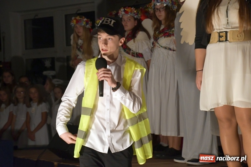 Zdjęcie w galerii na portalu naszraciborz.pl: Przylecieli aniołowie do szopki… w hipermarkecie. Jasełka i kiermasz świąteczny w Szkole Podstawowej nr 18 wiadomości z regionu