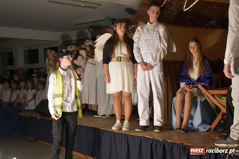 Zdjęcie w galerii na portalu naszraciborz.pl: Przylecieli aniołowie do szopki… w hipermarkecie. Jasełka i kiermasz świąteczny w Szkole Podstawowej nr 18 wiadomości z regionu