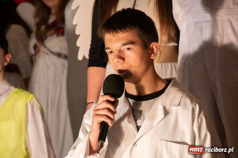 Zdjęcie w galerii na portalu naszraciborz.pl: Przylecieli aniołowie do szopki… w hipermarkecie. Jasełka i kiermasz świąteczny w Szkole Podstawowej nr 18 wiadomości z regionu