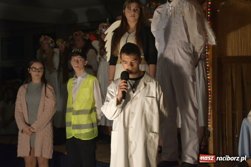 Zdjęcie w galerii na portalu naszraciborz.pl: Przylecieli aniołowie do szopki… w hipermarkecie. Jasełka i kiermasz świąteczny w Szkole Podstawowej nr 18 wiadomości z regionu
