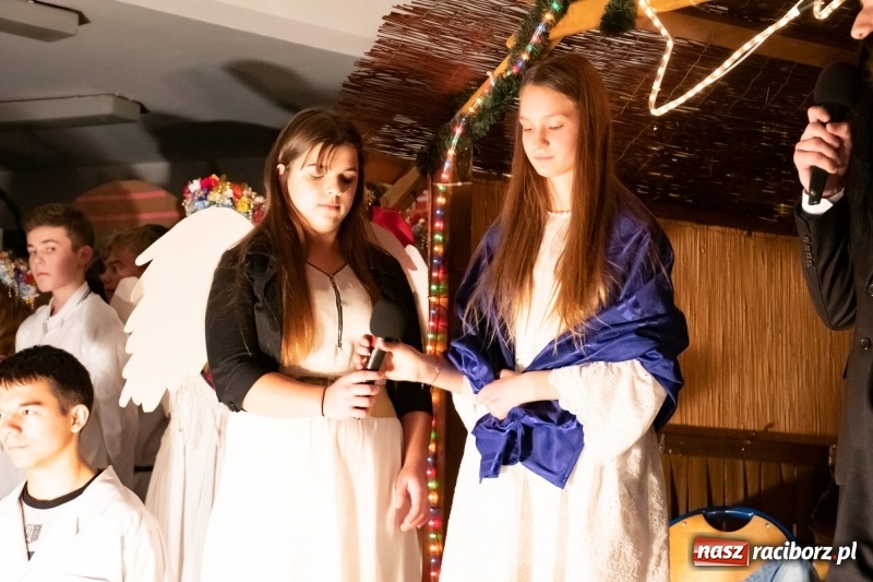 Zdjęcie w galerii na portalu naszraciborz.pl: Przylecieli aniołowie do szopki… w hipermarkecie. Jasełka i kiermasz świąteczny w Szkole Podstawowej nr 18 wiadomości z regionu