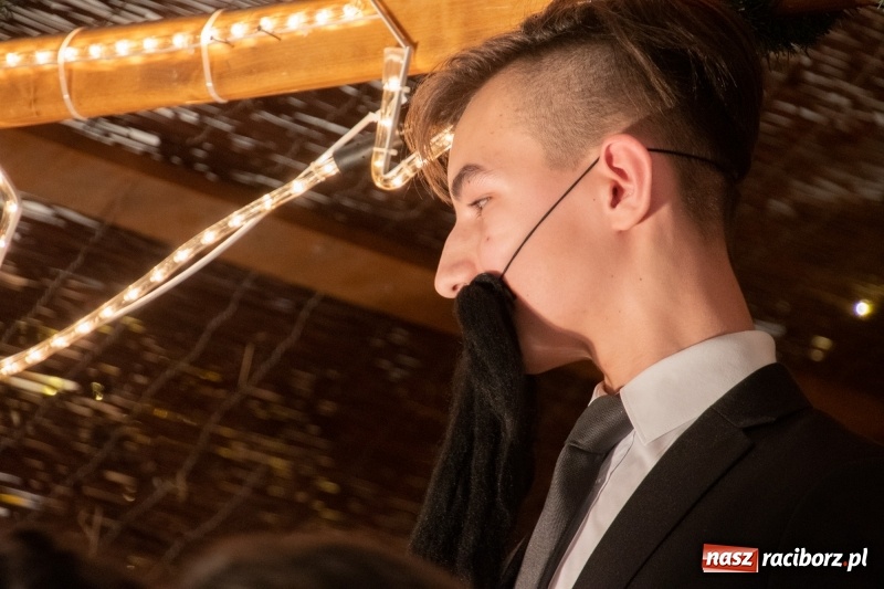 Zdjęcie w galerii na portalu naszraciborz.pl: Przylecieli aniołowie do szopki… w hipermarkecie. Jasełka i kiermasz świąteczny w Szkole Podstawowej nr 18 wiadomości z regionu