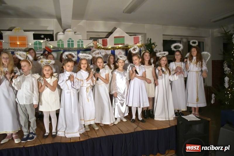 Zdjęcie w galerii na portalu naszraciborz.pl: Przylecieli aniołowie do szopki… w hipermarkecie. Jasełka i kiermasz świąteczny w Szkole Podstawowej nr 18 wiadomości z regionu