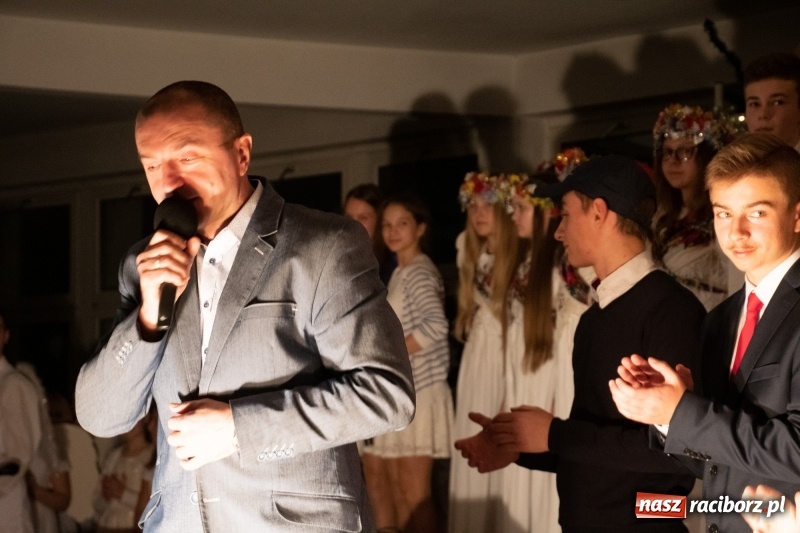 Zdjęcie w galerii na portalu naszraciborz.pl: Przylecieli aniołowie do szopki… w hipermarkecie. Jasełka i kiermasz świąteczny w Szkole Podstawowej nr 18 wiadomości z regionu