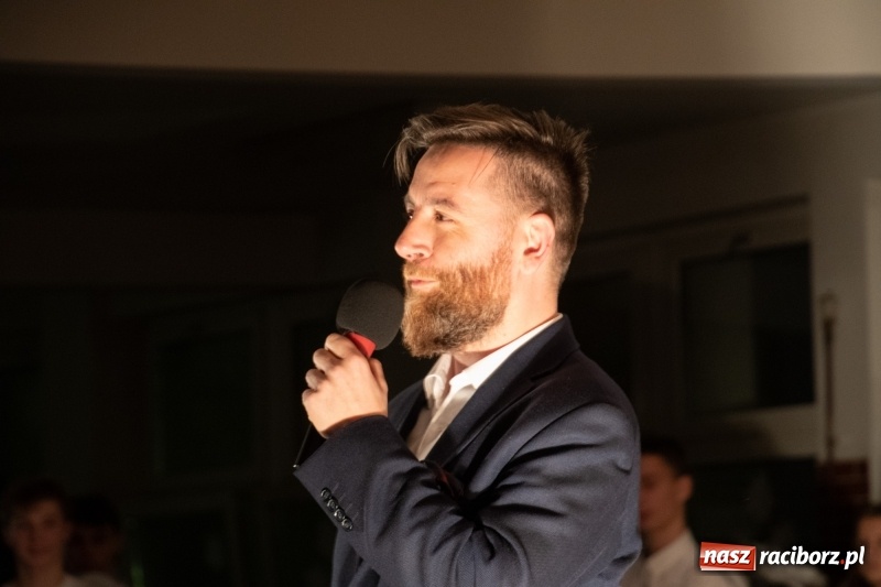 Zdjęcie w galerii na portalu naszraciborz.pl: Przylecieli aniołowie do szopki… w hipermarkecie. Jasełka i kiermasz świąteczny w Szkole Podstawowej nr 18 wiadomości z regionu