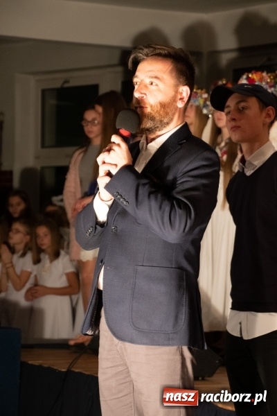 Zdjęcie w galerii na portalu naszraciborz.pl: Przylecieli aniołowie do szopki… w hipermarkecie. Jasełka i kiermasz świąteczny w Szkole Podstawowej nr 18 wiadomości z regionu