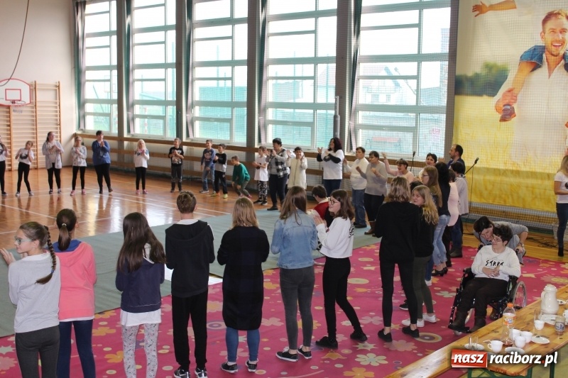 Zdjęcie w galerii na portalu naszraciborz.pl: Bieńkowice. Uśmiech to bodaj najkrótsza droga do drugiego człowieka  wiadomości z regionu