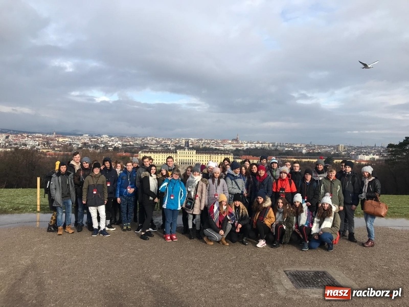 Zdjęcie w galerii na portalu naszraciborz.pl: Uczniowie SP 15 na Jarmarku Bożonarodzeniowym w Wiedniu wiadomości z regionu