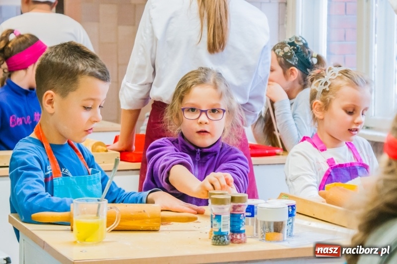 Zdjęcie w galerii na portalu naszraciborz.pl: Ciasteczkowe szaleństwo w CKZiU numer 1 wiadomości z regionu