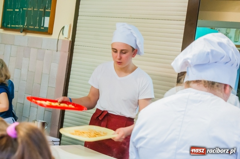 Zdjęcie w galerii na portalu naszraciborz.pl: Ciasteczkowe szaleństwo w CKZiU numer 1 wiadomości z regionu