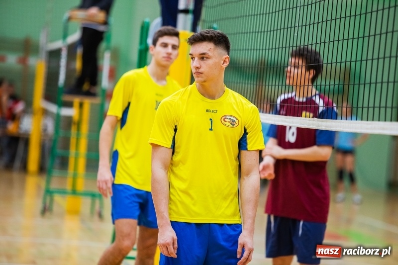 Zdjęcie w galerii na portalu naszraciborz.pl: Turniej Mikołajkowy w Piłce Siatkowej w Arenie Rafako wiadomości z regionu