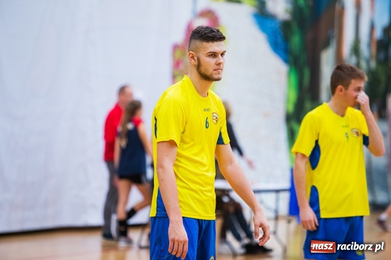 Zdjęcie w galerii na portalu naszraciborz.pl: Turniej Mikołajkowy w Piłce Siatkowej w Arenie Rafako wiadomości z regionu