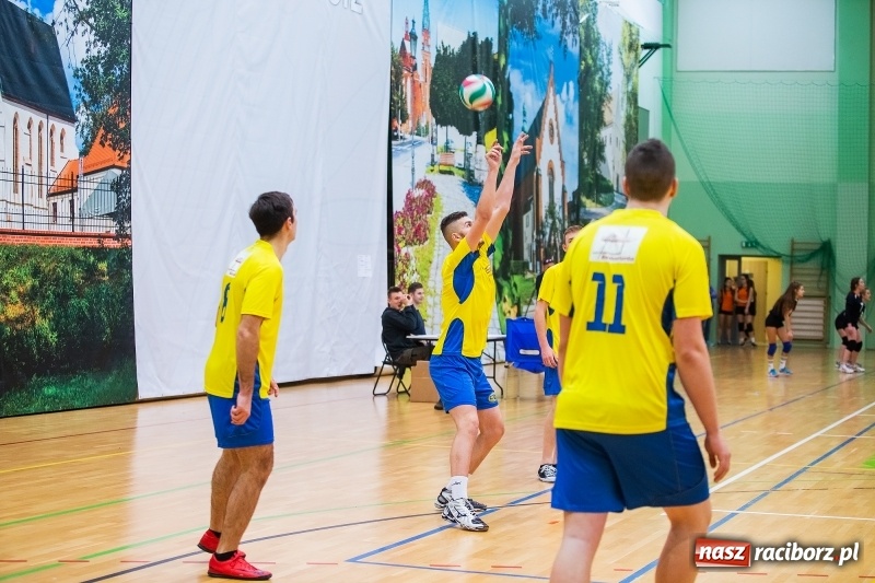 Zdjęcie w galerii na portalu naszraciborz.pl: Turniej Mikołajkowy w Piłce Siatkowej w Arenie Rafako wiadomości z regionu